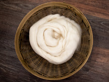 Load image into Gallery viewer, Falkland Wool (4oz) | Combed Top / Roving for Spinning and Felting